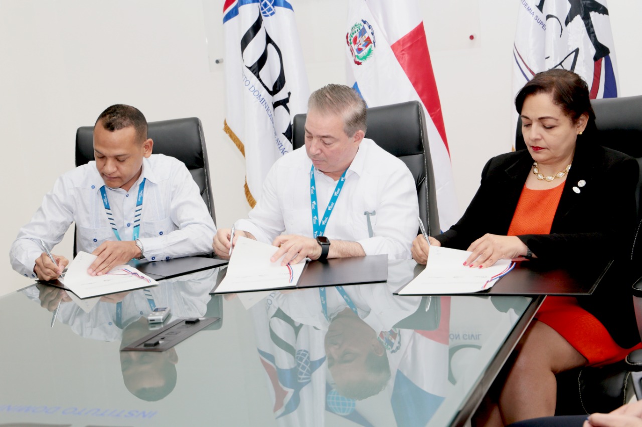 IDAC y ENALAS formalizan acuerdo de capacitación para afianzar seguridad operacional en sector aeronáutico